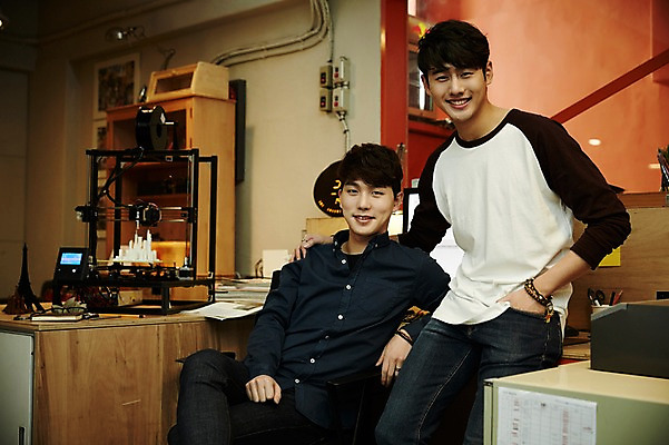 포토 JPG 남자 휴식 실내 미소 앉기 상반신 20대 청년 성인 두명 앞모습 청춘 사무실 한국인 다리꼬기 주머니손 걸터앉기 성인남자만 청년남자만 국내포토 뷰포인트 컨셉 비즈니스 모션 표정 사람 동양인 내부 남자만 청년만 성인만 파일형식