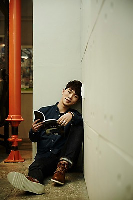 포토 JPG 전신 남자 휴식 실내 한명 미소 앉기 20대 청년 성인 앞모습 책 청춘 사무실 독서 한국인 청년남자한명만 성인남자한명만 국내포토 1 뷰포인트 컨셉 비즈니스 모션 표정 사람 동양인 내부 남자한명만 성인남자만 청년남자만 파일형식