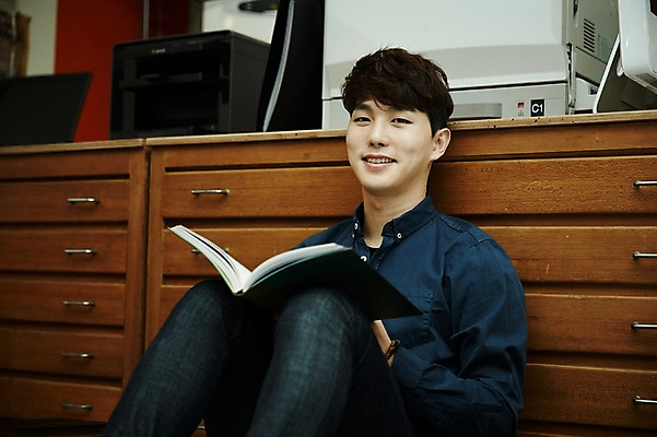 포토 JPG 남자 휴식 실내 한명 미소 앉기 상반신 20대 청년 성인 앞모습 책 청춘 사무실 독서 기댐 한국인 서랍장 웅크림 청년남자한명만 성인남자한명만 국내포토 1 뷰포인트 가구 컨셉 비즈니스 모션 표정 사람 동양인 내부 남자한명만 성인남자만 청년남자만 파일형식