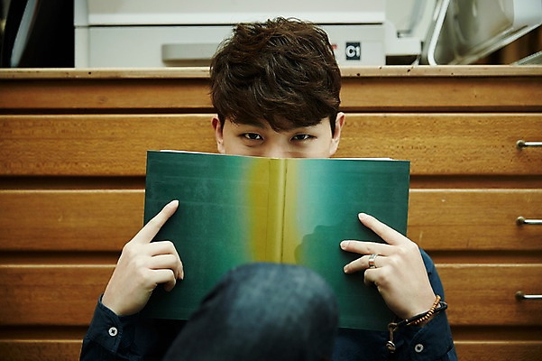 포토 JPG 남자 휴식 실내 한명 상반신 20대 청년 성인 앞모습 책 청춘 사무실 독서 한국인 입가림 청년남자한명만 성인남자한명만 국내포토 1 뷰포인트 컨셉 비즈니스 사람 동양인 내부 가림 남자한명만 성인남자만 청년남자만 파일형식