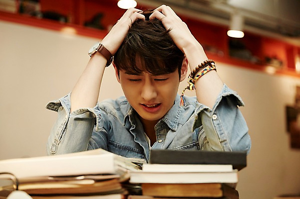 포토 JPG 남자 휴식 스트레스 실내 한명 상반신 20대 청년 성인 앞모습 책 청춘 사무실 쌓기 한국인 짜증 찡그림 고민 청년남자한명만 성인남자한명만 국내포토 1 감정 뷰포인트 컨셉 비즈니스 모션 표정 사람 동양인 내부 남자한명만 성인남자만 청년남자만 파일형식