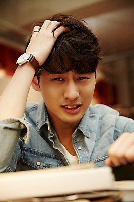 포토 JPG 남자 휴식 스트레스 실내 한명 상반신 20대 청년 성인 앞모습 책 청춘 사무실 한국인 짜증 찡그림 고민 청년남자한명만 성인남자한명만 국내포토 1 감정 뷰포인트 컨셉 비즈니스 표정 사람 동양인 내부 남자한명만 성인남자만 청년남자만 파일형식