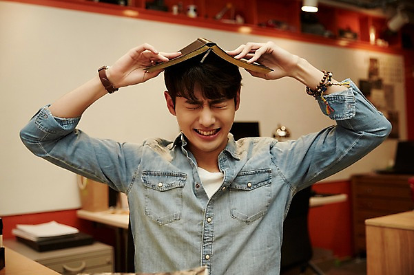 포토 JPG 남자 휴식 실내 한명 미소 앉기 상반신 20대 청년 성인 앞모습 책 청춘 사무실 눈감음 펼침 한국인 잡기 청년남자한명만 성인남자한명만 놓기 국내포토 1 뷰포인트 컨셉 비즈니스 모션 표정 사람 동양인 내부 남자한명만 성인남자만 청년남자만 파일형식