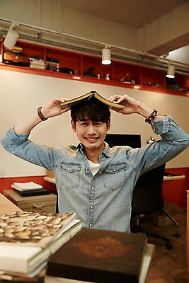 포토 JPG 응시 남자 휴식 실내 한명 앉기 상반신 20대 청년 성인 앞모습 책 청춘 사무실 펼침 한국인 잡기 찡그림 청년남자한명만 성인남자한명만 놓기 국내포토 1 시선 뷰포인트 컨셉 비즈니스 모션 표정 사람 동양인 내부 남자한명만 성인남자만 청년남자만 파일형식