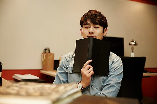 포토 JPG 남자 휴식 실내 한명 들기 앉기 상반신 20대 청년 성인 앞모습 책 청춘 사무실 독서 눈감음 한국인 청년남자한명만 성인남자한명만 국내포토 1 뷰포인트 컨셉 비즈니스 모션 사람 동양인 내부 남자한명만 성인남자만 청년남자만 파일형식