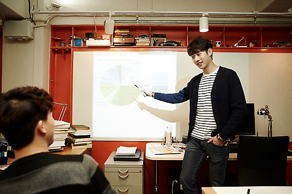 포토 JPG 남자 회의 실내 설명 앉기 상반신 20대 청년 성인 두명 앞모습 뒷모습 청춘 사무실 한국인 가리킴 발표 토론 프레젠테이션 주머니손 열정 빔프로젝트 성인남자만 청년남자만 국내포토 감정 뷰포인트 컨셉 비즈니스 모션 사람 동양인 손짓 내부 남자만 청년만 성인만 파일형식