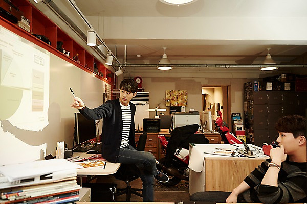 포토 JPG 남자 회의 실내 설명 앉기 상반신 20대 청년 성인 두명 옆모습 청춘 사무실 턱괴기 한국인 가리킴 발표 토론 프레젠테이션 열정 빔프로젝트 성인남자만 청년남자만 국내포토 감정 뷰포인트 컨셉 비즈니스 모션 사람 동양인 손짓 내부 남자만 청년만 성인만 파일형식