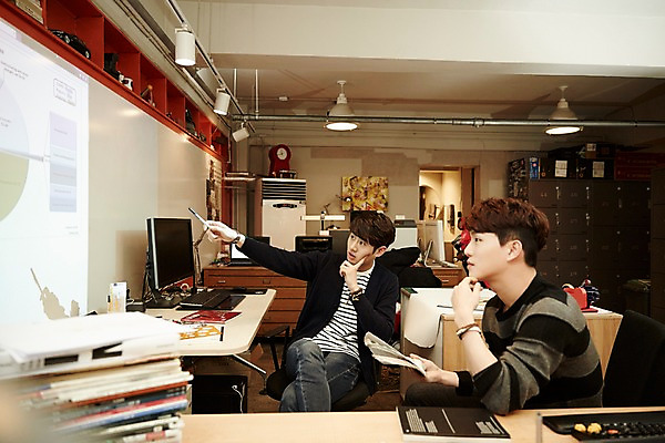 포토 JPG 남자 회의 실내 설명 앉기 상반신 20대 청년 성인 두명 앞모습 옆모습 청춘 사무실 턱괴기 한국인 가리킴 발표 토론 프레젠테이션 열정 빔프로젝트 성인남자만 청년남자만 국내포토 감정 뷰포인트 컨셉 비즈니스 모션 사람 동양인 손짓 내부 남자만 청년만 성인만 파일형식