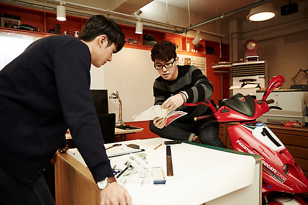 포토 JPG 남자 회의 실내 서기 앉기 상반신 20대 청년 성인 두명 옆모습 청춘 사무실 한국인 오토바이 토론 열정 컬러리스트 성인남자만 청년남자만 안경낌 국내포토 컬러칩 직업 감정 안경 뷰포인트 컨셉 비즈니스 모션 사람 동양인 내부 바이크 남자만 청년만 성인만 파일형식