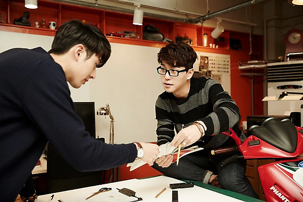 포토 JPG 남자 회의 실내 서기 앉기 상반신 20대 청년 성인 두명 옆모습 청춘 사무실 한국인 오토바이 토론 열정 컬러리스트 성인남자만 청년남자만 안경낌 국내포토 컬러칩 직업 감정 안경 뷰포인트 컨셉 비즈니스 모션 사람 동양인 내부 바이크 남자만 청년만 성인만 파일형식