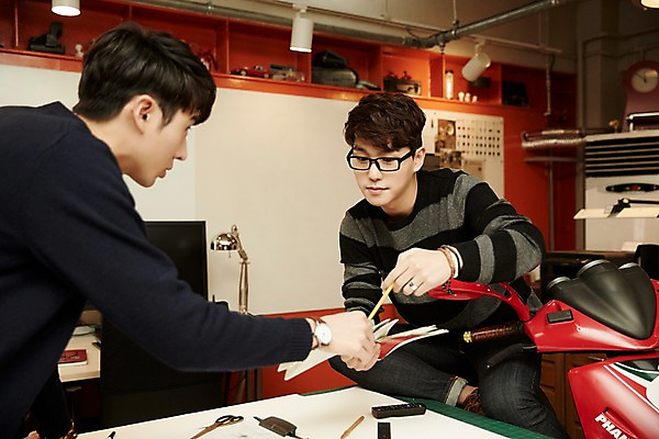 포토 JPG 남자 회의 실내 서기 앉기 상반신 20대 청년 성인 두명 옆모습 청춘 사무실 한국인 오토바이 가리킴 토론 열정 컬러리스트 성인남자만 청년남자만 안경낌 국내포토 컬러칩 직업 감정 안경 뷰포인트 컨셉 비즈니스 모션 사람 동양인 손짓 내부 바이크 남자만 청년만 성인만 파일형식