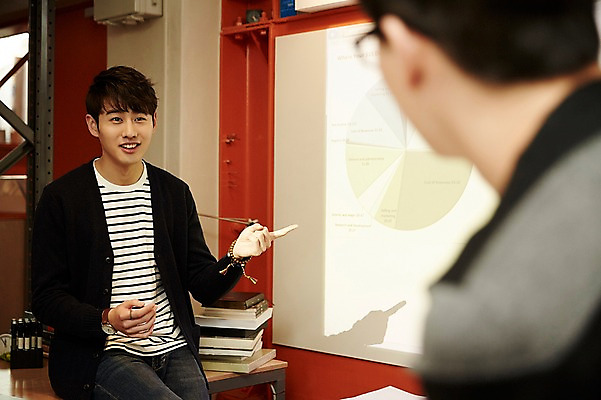 포토 JPG 남자 회의 실내 설명 미소 상반신 20대 청년 성인 두명 앞모습 뒷모습 청춘 사무실 한국인 가리킴 발표 토론 프레젠테이션 열정 걸터앉기 빔프로젝트 성인남자만 청년남자만 국내포토 감정 뷰포인트 컨셉 비즈니스 모션 표정 사람 앉기 동양인 손짓 내부 남자만 청년만 성인만 파일형식