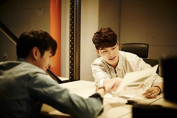 포토 JPG 남자 회의 실내 앉기 상반신 20대 청년 성인 두명 앞모습 뒷모습 청춘 사무실 자료 한국인 토론 회의실 열정 성인남자만 청년남자만 국내포토 감정 뷰포인트 컨셉 비즈니스 모션 사람 동양인 내부 남자만 청년만 성인만 파일형식