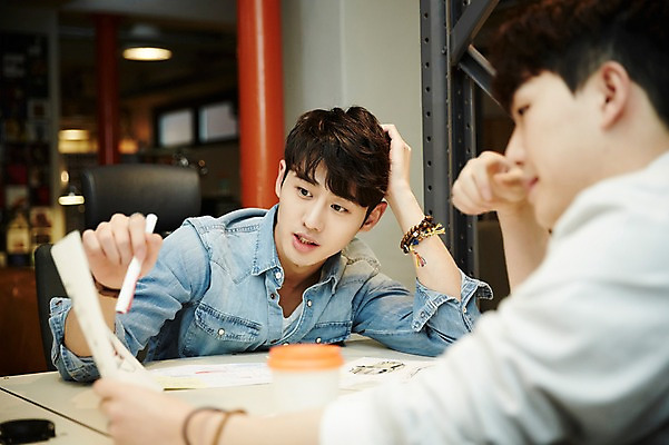 포토 JPG 남자 회의 실내 앉기 상반신 20대 청년 성인 두명 앞모습 뒷모습 청춘 사무실 자료 한국인 가리킴 토론 회의실 열정 성인남자만 청년남자만 국내포토 감정 뷰포인트 컨셉 비즈니스 모션 사람 동양인 손짓 내부 남자만 청년만 성인만 파일형식