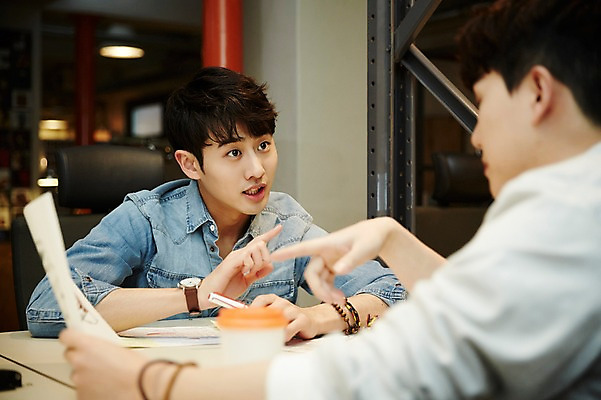 포토 JPG 남자 회의 실내 앉기 상반신 20대 청년 성인 두명 앞모습 뒷모습 청춘 사무실 자료 한국인 토론 회의실 열정 성인남자만 청년남자만 국내포토 감정 뷰포인트 컨셉 비즈니스 모션 사람 동양인 내부 남자만 청년만 성인만 파일형식