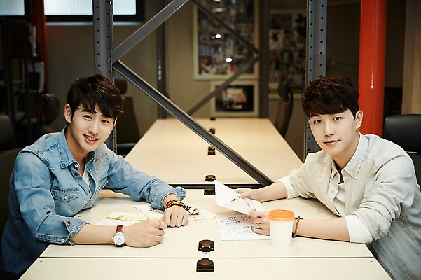 포토 JPG 남자 회의 실내 미소 앉기 상반신 20대 청년 성인 두명 옆모습 청춘 사무실 자료 한국인 토론 회의실 열정 성인남자만 청년남자만 국내포토 감정 뷰포인트 컨셉 비즈니스 모션 표정 사람 동양인 내부 남자만 청년만 성인만 파일형식