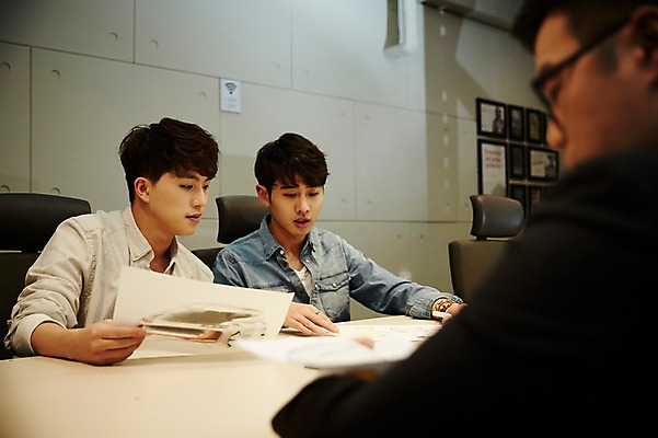 포토 JPG 남자 회의 실내 앉기 상반신 20대 청년 성인 앞모습 뒷모습 세명 청춘 사무실 자료 모임 한국인 토론 회의실 열정 국내포토 감정 뷰포인트 컨셉 비즈니스 모션 사람 동양인 내부 파일형식