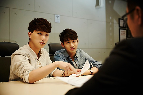 포토 JPG 남자 회의 실내 앉기 상반신 20대 청년 성인 앞모습 뒷모습 세명 청춘 사무실 자료 모임 한국인 가리킴 토론 회의실 열정 국내포토 감정 뷰포인트 컨셉 비즈니스 모션 사람 동양인 손짓 내부 파일형식