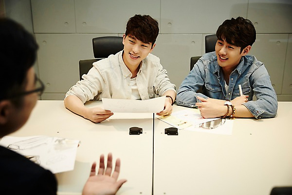 포토 JPG 남자 회의 실내 미소 앉기 상반신 20대 청년 성인 앞모습 뒷모습 세명 청춘 사무실 자료 모임 한국인 토론 회의실 열정 국내포토 감정 뷰포인트 컨셉 비즈니스 모션 표정 사람 동양인 내부 파일형식