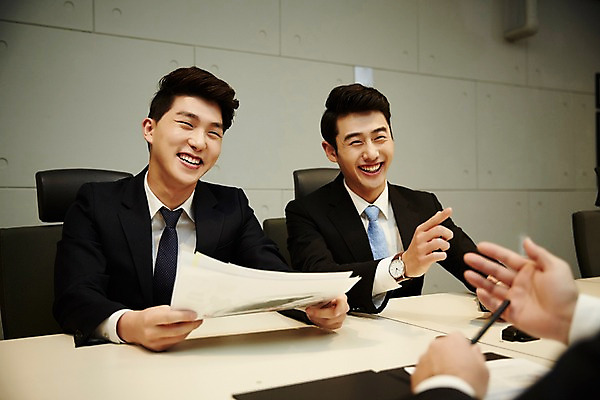 포토 JPG 손 남자 회의 실내 설명 미소 정장 상반신 20대 청년 성인 앞모습 신체부위 세명 청춘 사무실 자료 한국인 토론 회의실 열정 국내포토 옷 감정 뷰포인트 컨셉 비즈니스 모션 표정 사람 동양인 내부 파일형식
