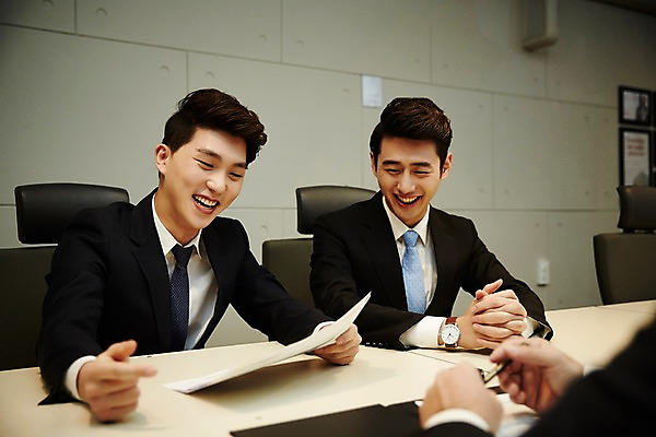 포토 JPG 손 남자 회의 실내 설명 미소 정장 상반신 20대 청년 성인 앞모습 신체부위 세명 청춘 사무실 자료 한국인 토론 회의실 열정 국내포토 옷 감정 뷰포인트 컨셉 비즈니스 모션 표정 사람 동양인 내부 파일형식