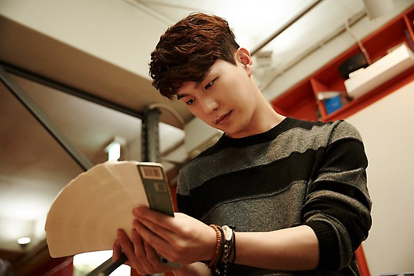 포토 JPG 남자 로우앵글 실내 한명 들기 상반신 20대 청년 성인 앞모습 청춘 사무실 한국인 업무 열정 컬러리스트 청년남자한명만 성인남자한명만 국내포토 컬러칩 직업 1 감정 뷰포인트 컨셉 비즈니스 모션 사람 동양인 내부 작업 남자한명만 성인남자만 청년남자만 파일형식