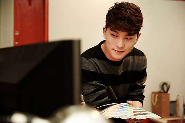 포토 JPG 응시 남자 실내 한명 들기 상반신 20대 청년 성인 앞모습 컴퓨터 청춘 사무실 한국인 업무 열정 컬러리스트 청년남자한명만 성인남자한명만 국내포토 컬러칩 직업 1 시선 감정 뷰포인트 컨셉 비즈니스 모션 사람 동양인 내부 전자제품 작업 남자한명만 성인남자만 청년남자만 파일형식