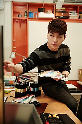 포토 JPG 응시 남자 실내 한명 상반신 20대 청년 성인 청춘 사무실 한국인 가리킴 업무 열정 걸터앉기 컬러리스트 청년남자한명만 성인남자한명만 국내포토 컬러칩 직업 1 시선 감정 컨셉 비즈니스 사람 앉기 동양인 손짓 내부 작업 남자한명만 성인남자만 청년남자만 파일형식