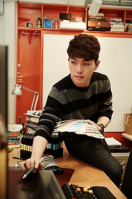 포토 JPG 응시 남자 실내 한명 상반신 20대 청년 성인 청춘 사무실 한국인 가리킴 잡기 업무 열정 걸터앉기 컬러리스트 청년남자한명만 성인남자한명만 국내포토 컬러칩 직업 1 시선 감정 컨셉 비즈니스 모션 사람 앉기 동양인 손짓 내부 작업 남자한명만 성인남자만 청년남자만 파일형식