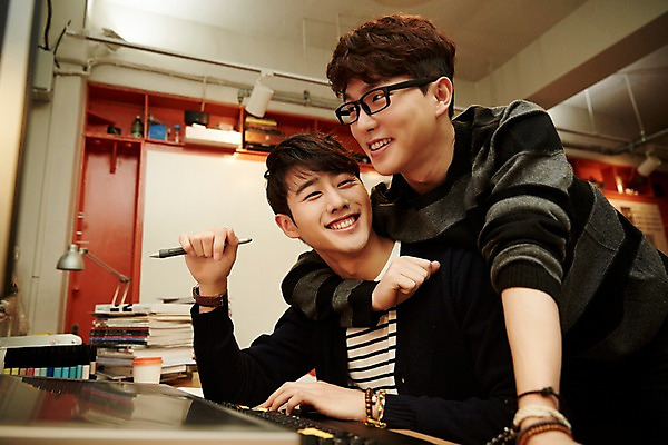 포토 JPG 남자 장난 실내 서기 미소 들기 앉기 상반신 20대 청년 성인 두명 옆모습 컴퓨터 청춘 사무실 한국인 업무 열정 헤드락 성인남자만 청년남자만 안경낌 국내포토 감정 안경 뷰포인트 컨셉 비즈니스 모션 기술 표정 사람 동양인 내부 전자제품 작업 남자만 청년만 성인만 파일형식