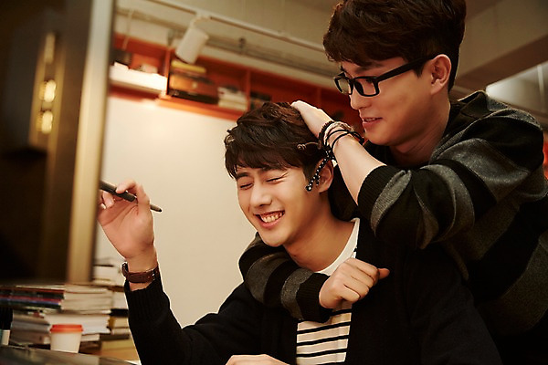 포토 JPG 남자 장난 실내 서기 미소 앉기 상반신 20대 청년 성인 두명 옆모습 컴퓨터 청춘 사무실 눈감음 한국인 잡기 업무 열정 헤드락 성인남자만 청년남자만 안경낌 쓰다듬기 국내포토 감정 안경 뷰포인트 컨셉 비즈니스 모션 기술 표정 사람 동양인 내부 전자제품 작업 남자만 청년만 성인만 파일형식