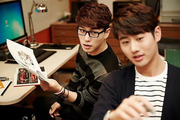 포토 JPG 남자 종이 실내 들기 앉기 상반신 20대 청년 성인 두명 앞모습 옆모습 청춘 사무실 한국인 업무 문서 열정 성인남자만 청년남자만 안경낌 국내포토 감정 안경 뷰포인트 컨셉 비즈니스 모션 사람 동양인 내부 작업 남자만 청년만 성인만 파일형식