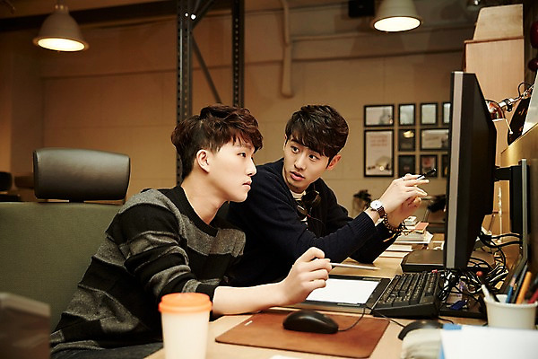 포토 JPG 응시 남자 실내 설명 앉기 상반신 20대 청년 성인 두명 옆모습 컴퓨터 청춘 사무실 한국인 업무 열정 성인남자만 청년남자만 국내포토 시선 감정 뷰포인트 컨셉 비즈니스 모션 사람 동양인 내부 전자제품 작업 남자만 청년만 성인만 파일형식