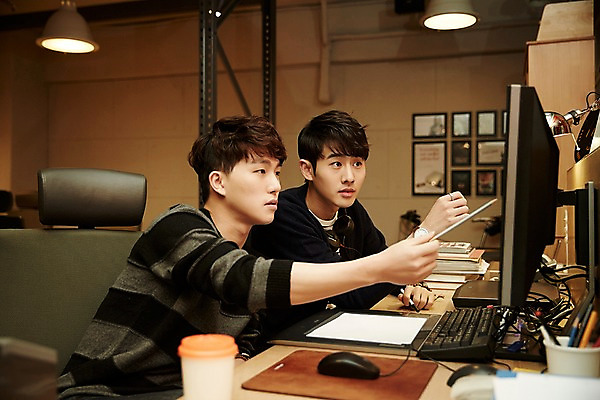 포토 JPG 응시 남자 실내 설명 들기 앉기 상반신 20대 청년 성인 두명 옆모습 컴퓨터 청춘 사무실 펜 한국인 가리킴 업무 열정 성인남자만 청년남자만 국내포토 시선 감정 뷰포인트 컨셉 비즈니스 모션 사람 동양인 손짓 내부 전자제품 필기구 작업 남자만 청년만 성인만 파일형식