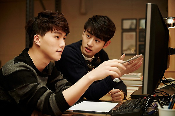 포토 JPG 응시 남자 실내 설명 들기 앉기 손짓 상반신 20대 청년 성인 두명 옆모습 컴퓨터 청춘 사무실 펜 한국인 가리킴 업무 열정 성인남자만 청년남자만 국내포토 시선 감정 뷰포인트 컨셉 비즈니스 모션 사람 동양인 내부 전자제품 필기구 작업 남자만 청년만 성인만 파일형식