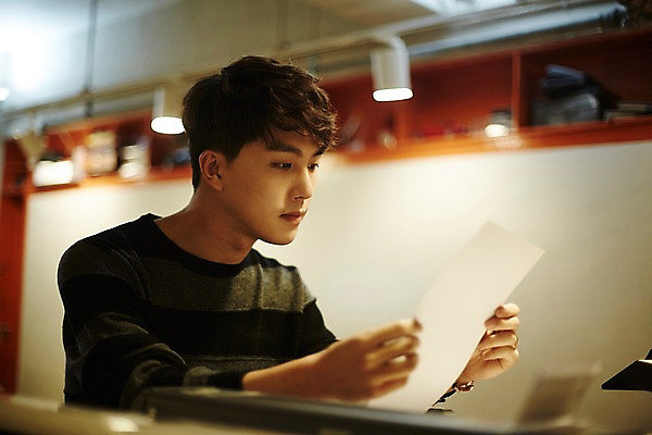 포토 JPG 응시 남자 종이 실내 한명 들기 앉기 상반신 20대 청년 성인 옆모습 청춘 사무실 한국인 업무 문서 열정 청년남자한명만 성인남자한명만 국내포토 1 시선 감정 뷰포인트 컨셉 비즈니스 모션 사람 동양인 내부 작업 남자한명만 성인남자만 청년남자만 파일형식