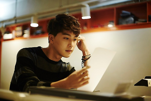 포토 JPG 남자 종이 실내 한명 들기 앉기 상반신 20대 청년 성인 옆모습 청춘 사무실 한국인 업무 문서 열정 청년남자한명만 성인남자한명만 국내포토 1 감정 뷰포인트 컨셉 비즈니스 모션 사람 동양인 내부 작업 남자한명만 성인남자만 청년남자만 파일형식