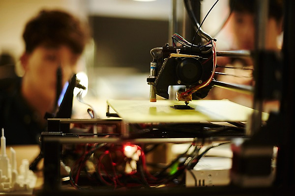 포토 JPG 남자 실내 20대 청년 성인 두명 아웃포커스 청춘 사무실 한국인 업무 열정 작동 3D프린터 국내포토 감정 컨셉 비즈니스 촬영기법 사람 동양인 내부 작업 인쇄기 파일형식