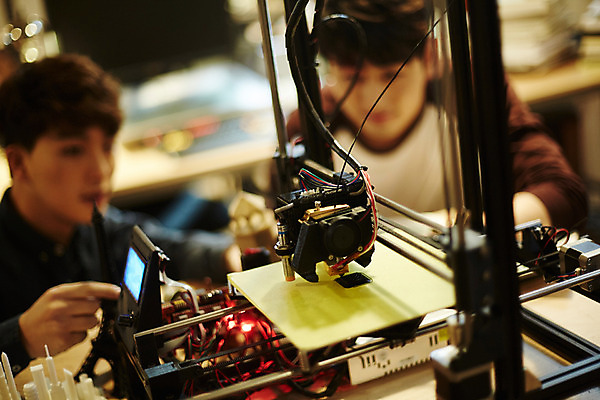 포토 JPG 남자 실내 20대 청년 성인 두명 아웃포커스 청춘 사무실 한국인 업무 열정 작동 3D프린터 국내포토 감정 컨셉 비즈니스 촬영기법 사람 동양인 내부 작업 인쇄기 파일형식