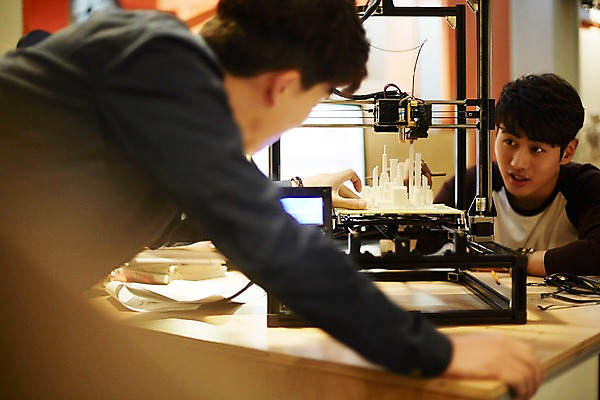 포토 JPG 남자 실내 상반신 20대 청년 성인 두명 앞모습 옆모습 청춘 사무실 한국인 관찰 잡기 업무 열정 작동 조각_조소 3D프린터 성인남자만 청년남자만 국내포토 감정 뷰포인트 컨셉 비즈니스 모션 사람 동양인 내부 작업 인쇄기 조소 남자만 청년만 성인만 파일형식