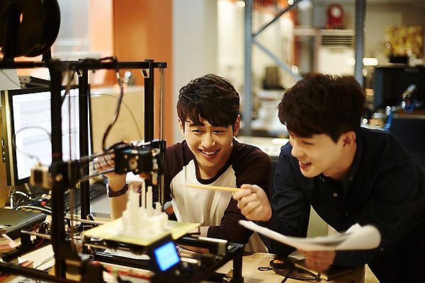 포토 JPG 남자 종이 실내 미소 들기 상반신 20대 청년 성인 두명 앞모습 청춘 사무실 연필 한국인 가리킴 관찰 업무 문서 열정 작동 조각_조소 3D프린터 성인남자만 청년남자만 국내포토 감정 뷰포인트 컨셉 비즈니스 모션 학용품 표정 사람 동양인 손짓 내부 필기구 작업 인쇄기 조소 남자만 청년만 성인만 파일형식