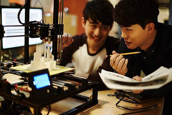 포토 JPG 남자 종이 실내 미소 들기 상반신 20대 청년 성인 두명 앞모습 청춘 사무실 연필 한국인 관찰 업무 문서 열정 작동 조각_조소 3D프린터 성인남자만 청년남자만 국내포토 감정 뷰포인트 컨셉 비즈니스 모션 학용품 표정 사람 동양인 내부 필기구 작업 인쇄기 조소 남자만 청년만 성인만 파일형식