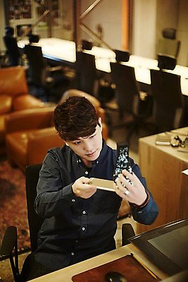 포토 JPG 남자 실내 한명 들기 앉기 상반신 20대 청년 성인 앞모습 스마트폰 청춘 사무실 한국인 관찰 업무 열정 조각_조소 청년남자한명만 성인남자한명만 국내포토 1 감정 뷰포인트 컨셉 비즈니스 모션 사람 동양인 내부 핸드폰 스마트기기 작업 조소 남자한명만 성인남자만 청년남자만 파일형식