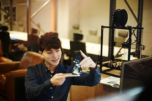 포토 JPG 남자 실내 한명 미소 들기 앉기 상반신 20대 청년 성인 앞모습 스마트폰 청춘 사무실 한국인 관찰 업무 열정 조각_조소 3D프린터 청년남자한명만 성인남자한명만 국내포토 1 감정 뷰포인트 컨셉 비즈니스 모션 표정 사람 동양인 내부 핸드폰 스마트기기 작업 인쇄기 조소 남자한명만 성인남자만 청년남자만 파일형식