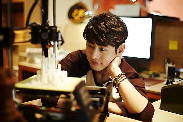 포토 JPG 응시 남자 실내 한명 앉기 상반신 20대 청년 성인 앞모습 청춘 사무실 턱괴기 한국인 관찰 업무 열정 조각_조소 3D프린터 청년남자한명만 성인남자한명만 국내포토 1 시선 감정 뷰포인트 컨셉 비즈니스 모션 사람 동양인 내부 작업 인쇄기 조소 남자한명만 성인남자만 청년남자만 파일형식