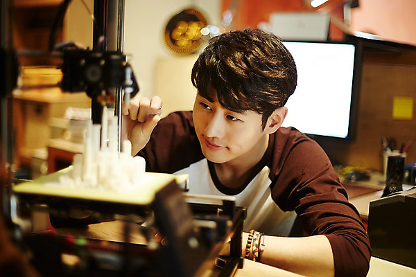 포토 JPG 응시 남자 실내 한명 앉기 상반신 20대 청년 성인 앞모습 청춘 사무실 한국인 관찰 업무 열정 조각_조소 3D프린터 청년남자한명만 성인남자한명만 국내포토 1 시선 감정 뷰포인트 컨셉 비즈니스 모션 사람 동양인 내부 작업 인쇄기 조소 남자한명만 성인남자만 청년남자만 파일형식