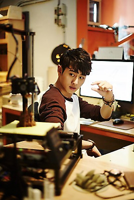 포토 JPG 응시 남자 실내 한명 앉기 상반신 20대 청년 성인 옆모습 청춘 사무실 한국인 관찰 업무 열정 조각_조소 3D프린터 청년남자한명만 성인남자한명만 국내포토 1 시선 감정 뷰포인트 컨셉 비즈니스 모션 사람 동양인 내부 작업 인쇄기 조소 남자한명만 성인남자만 청년남자만 파일형식