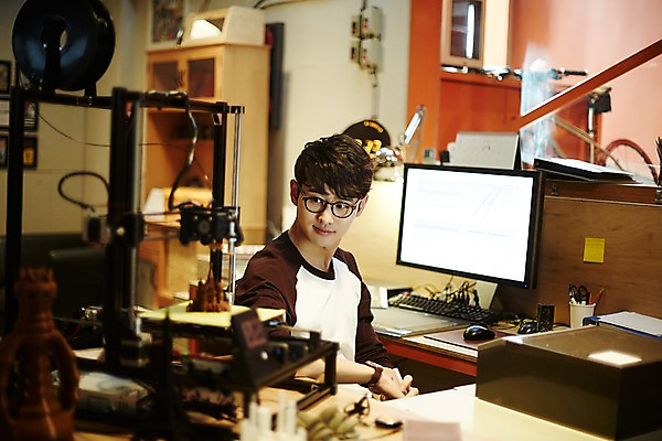 포토 JPG 응시 남자 실내 한명 앉기 상반신 20대 청년 성인 옆모습 청춘 사무실 한국인 관찰 업무 열정 조각_조소 3D프린터 청년남자한명만 성인남자한명만 안경낌 국내포토 1 시선 감정 안경 뷰포인트 컨셉 비즈니스 모션 사람 동양인 내부 작업 인쇄기 조소 남자한명만 성인남자만 청년남자만 파일형식