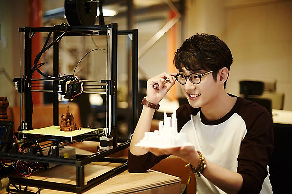 포토 JPG 남자 실내 한명 미소 들기 앉기 상반신 20대 청년 성인 앞모습 청춘 사무실 한국인 관찰 잡기 업무 열정 조각_조소 3D프린터 청년남자한명만 성인남자한명만 안경낌 국내포토 1 감정 안경 뷰포인트 컨셉 비즈니스 모션 표정 사람 동양인 내부 작업 인쇄기 조소 남자한명만 성인남자만 청년남자만 파일형식