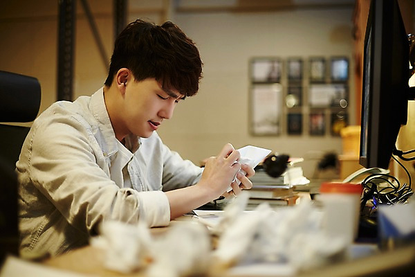 포토 JPG 남자 종이 스트레스 실내 한명 앉기 상반신 20대 청년 성인 옆모습 청춘 사무실 눈감음 한국인 짜증 업무 문서 불만 구김 종이뭉치 청년남자한명만 성인남자한명만 국내포토 1 감정 뷰포인트 컨셉 비즈니스 모션 사람 동양인 내부 작업 뭉치 남자한명만 성인남자만 청년남자만 파일형식